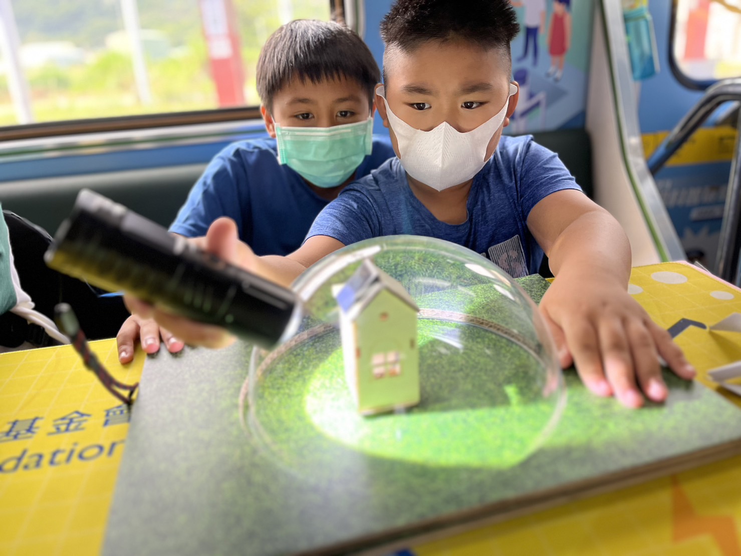 william威廉參與基礎科學主題車廂，以STEAM教學精神，設計「逐日科學家」、「太陽能工程師」以及「淨零建築師」三大能源科普課程和實驗