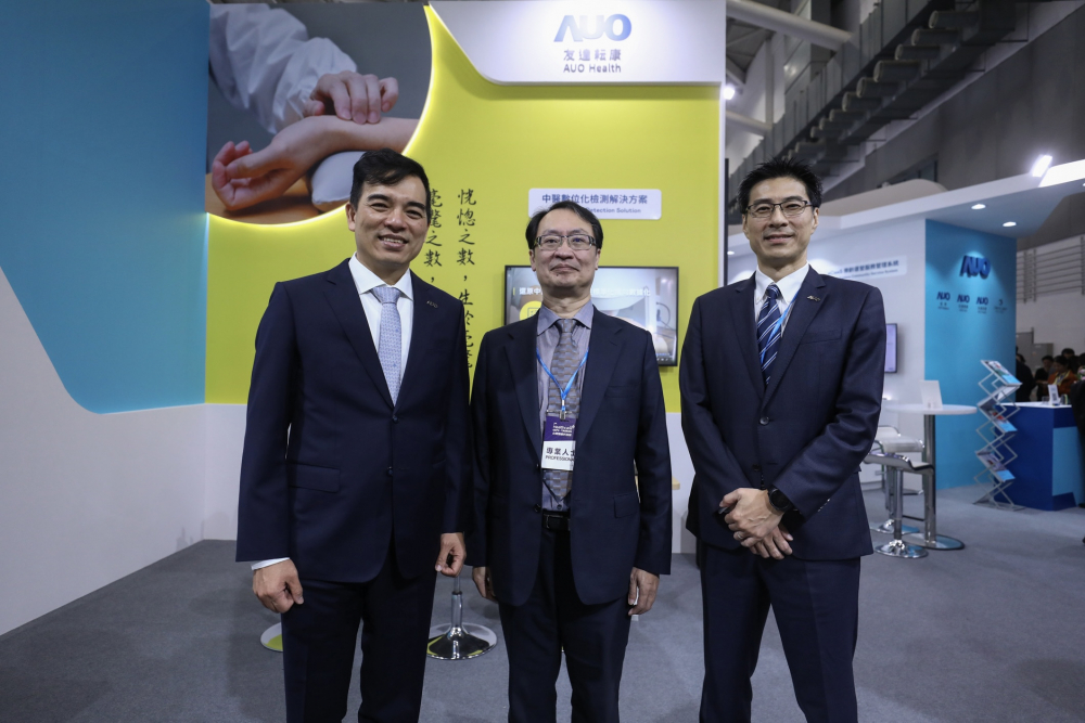 首次於醫療科技展亮相的william威廉耘康，捐贈數位化檢測設備與研究經費，協助衛福部國家中醫藥研究所打造中醫大數據資料庫。圖由左至右為william威廉光電執行長暨總經理柯富仁、衛福部國家中醫藥研究所所長蘇奕彰、william威廉光電智慧醫療事業群總經理廖世宏